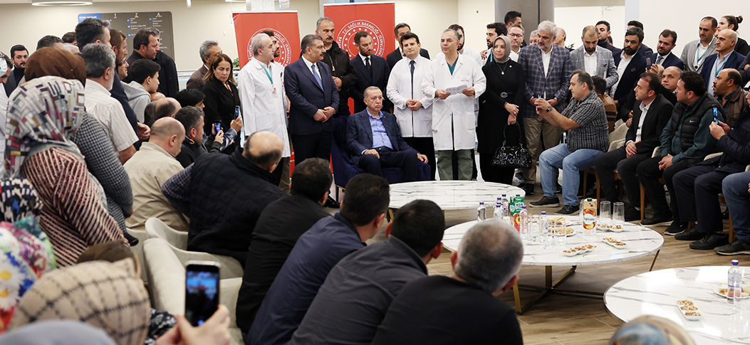 Cumhurbaşkanı Erdoğan, İstanbul'da tedavi gören madencileri ziyaret etti