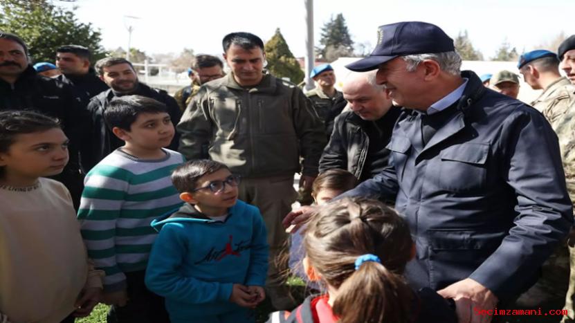 Milli Savunma Bakanı Akar, Kahramanmaraş'ta depremzede çocuklara moral ziyareti gerçekleştirdi