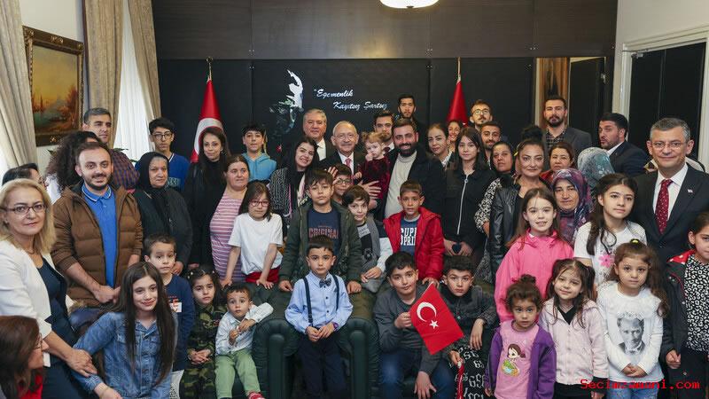 Chp Genel Başkanı Ve Cumhurbaşkanı Adayı Kemal Kılıçdaroğlu, Çocuklarla Bir Araya Geldi