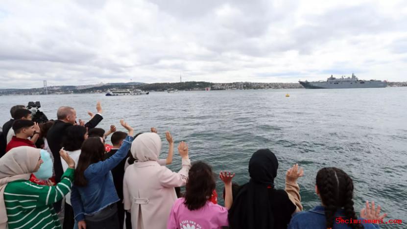 Tcg Anadolu, Cumhurbaşkanı Erdoğan’ı Selamladı