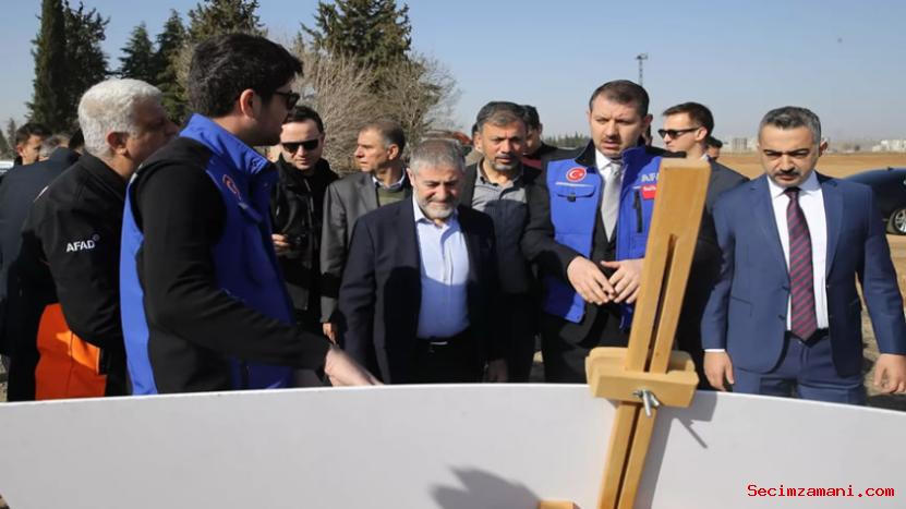 Bakan Nebati, yapımına başlanan konteyner kentte incelemelerde bulundu
