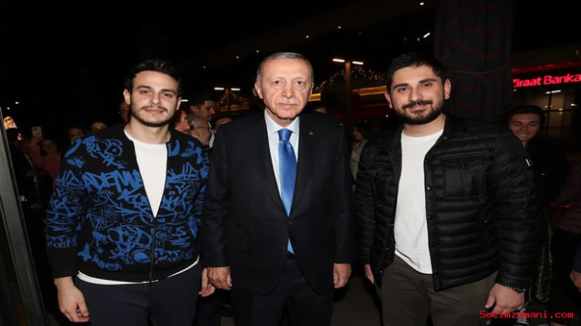 Cumhurbaşkanı Erdoğan Gençlerle Kafede Bir Araya Geldi