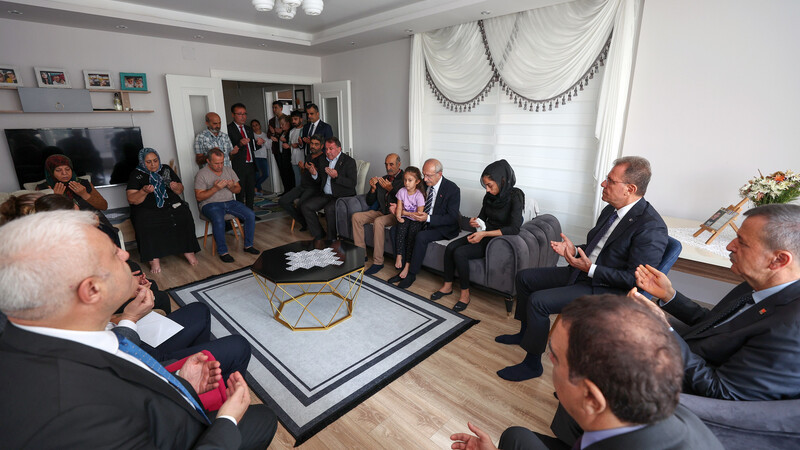 CHP Lideri Kılıçdaroğlu'ndan, Şehit Polis Gezer'in Ailesine Taziye Ziyareti