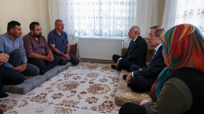 CHP Genel Başkanı Kemal Kılıçdaroğlu, Şehit Fethi Şahin’in Ailesini Ziyaret Etti