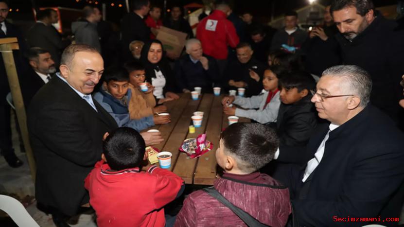 Dışişleri Bakanı Çavuşoğlu, Nurdağı İlçesindeki Depremzedelerle İftar Yaptı
