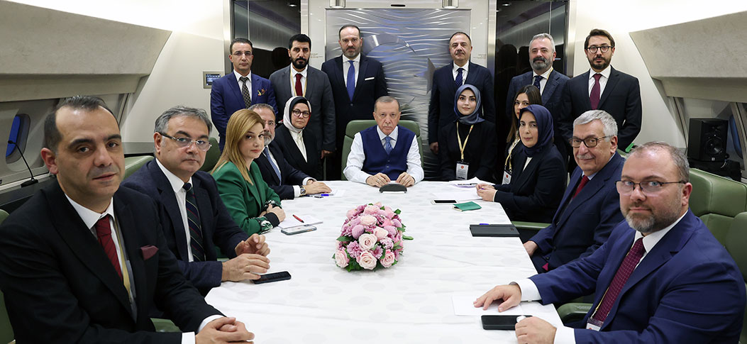 Cumhurbaşkanı Erdoğan, Türkmenistan dönüşü uçakta gazetecilerin sorularını yanıtladı
