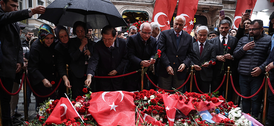 Genel Başkan Yardımcısı Efkan Ala, Beyoğlu'ndaki terör saldırısının yaşandığı alana kurulan platformu ziyaret etti