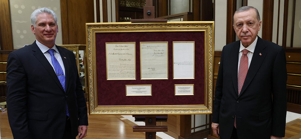 Cumhurbaşkanı Erdoğan, 1902'de Küba Cumhurbaşkanı’nın II. Abdülhamid'e gönderdiği mektubu hediye etti