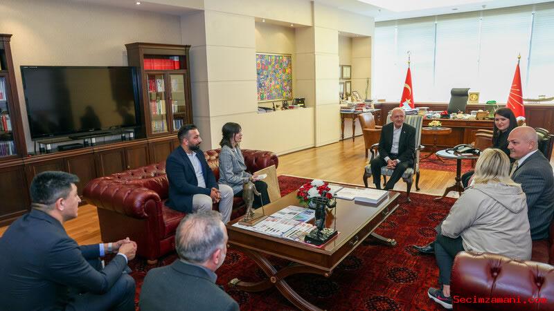 Chp Genel Başkanı Ve Cumhurbaşkanı Adayı Kemal Kılıçdaroğlu, Katledilen Kadınların Yakınlarıyla Bir Araya Geldi