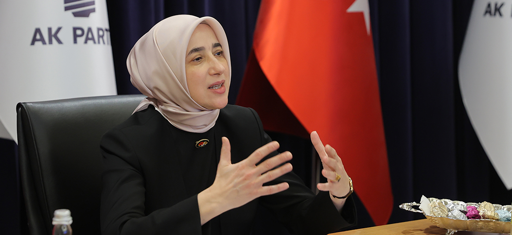 Nasıl 'Türkiye'de kadınlar başı açık gezebilir' diye bir kanun maddesi yoksa, başörtülü kadınlar için de buna gerek yok