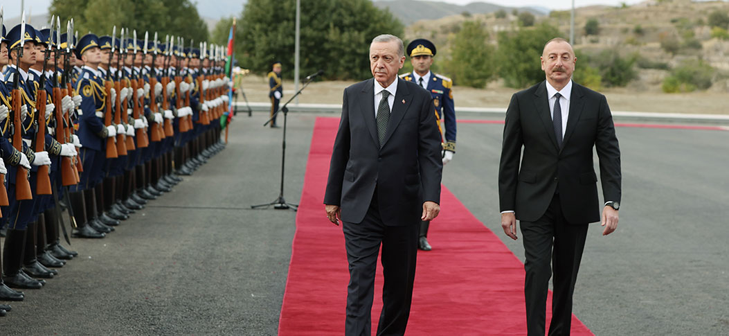 Cumhurbaşkanı Erdoğan, Azerbaycan'da resmi törenle karşılandı