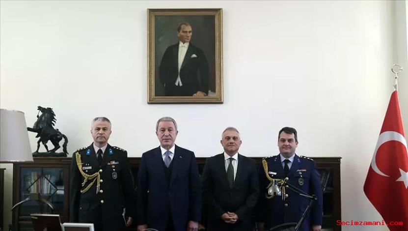 Milli Savunma Bakanı Akar, Türkiye'nin Londra Büyükelçiliği'ni ziyaret etti