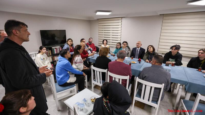 CHP Genel Başkanı Kemal Kılıçdaroğlu, Eşi Selvi Kılıçdaroğlu’yla Birlikte Depremzede Aileleri Ziyaret Etti