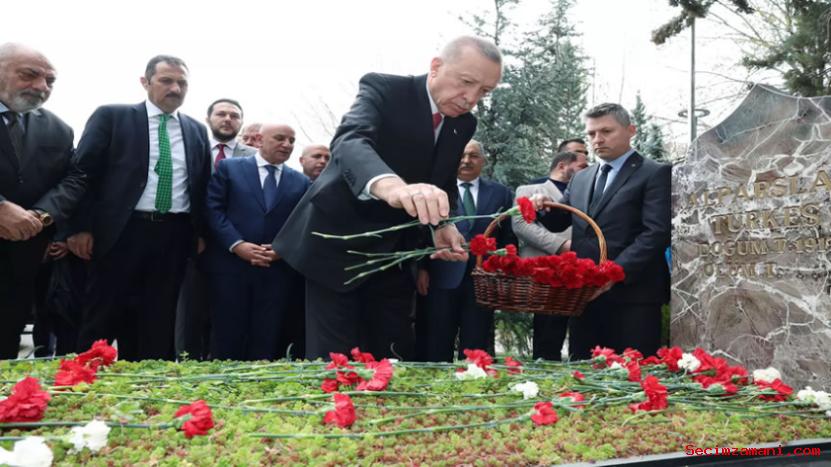 Cumhurbaşkanı Erdoğan, Alparslan Türkeş’in Kabrini Ziyaret Etti