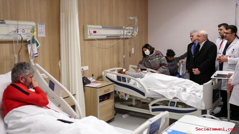 CHP Başkanı Kemal Kılıçdaroğlu, Eşi Selvi Kılıçdaroğlu’yla Birlikte Depremzedeleri Ziyaret Etti