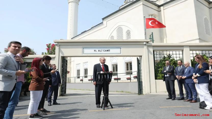 Cumhurbaşkanı Erdoğan, Cuma Namazı Çıkışında Açıklamalarda Bulundu