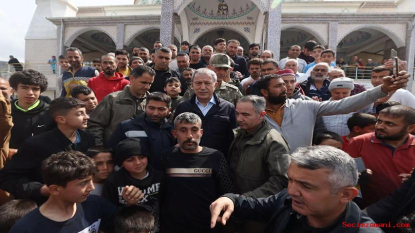 Milli Savunma Bakanı Akar, Hatay'da Depremzedelerle Bir Araya Geldi