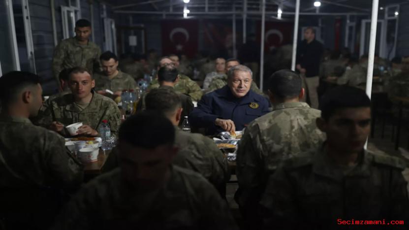 Milli Savunma Bakanı Akar, İlk İftarı Mehmetçik İle Yaptı